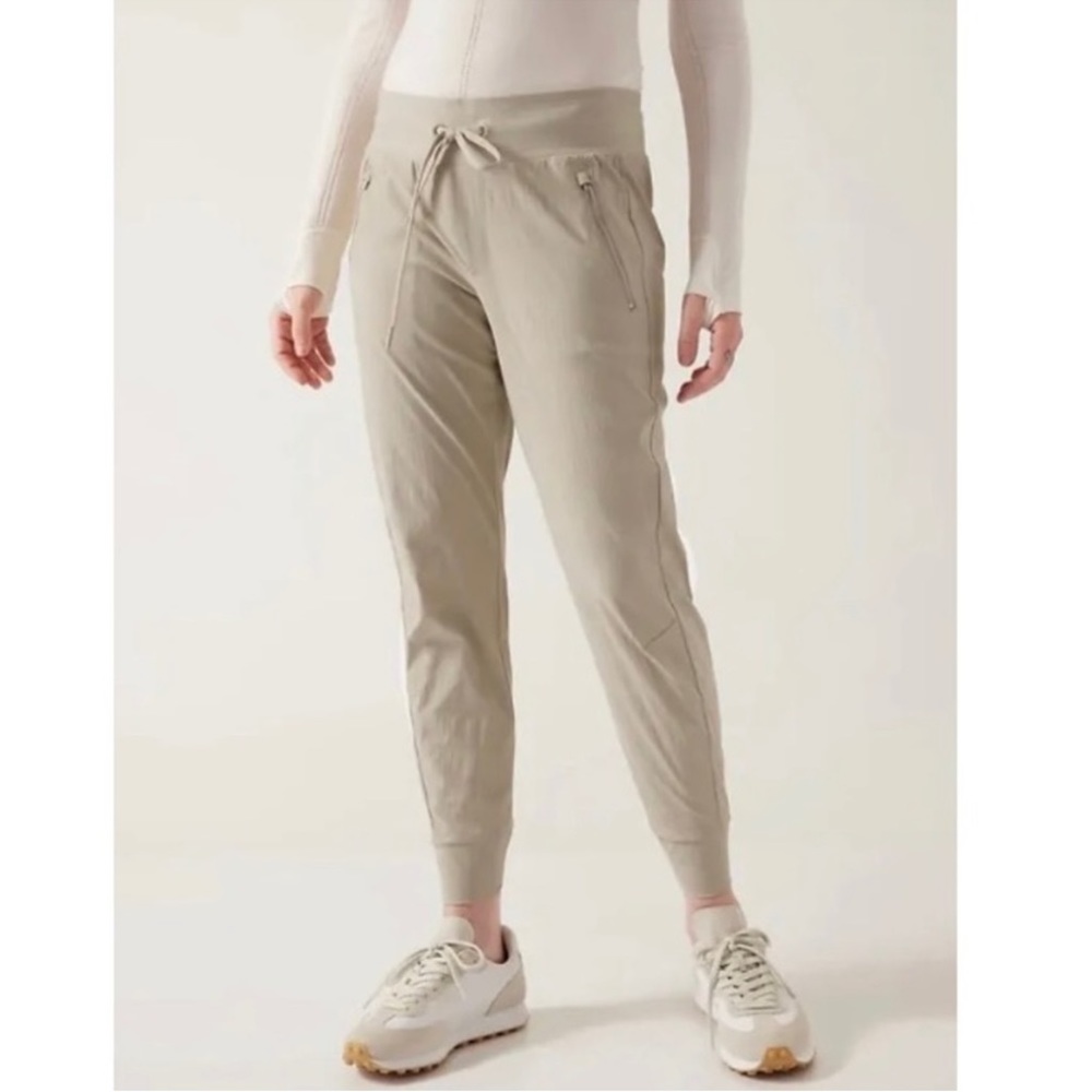 Athleta Trekkie North Jogger light Kakhi women’s size 8